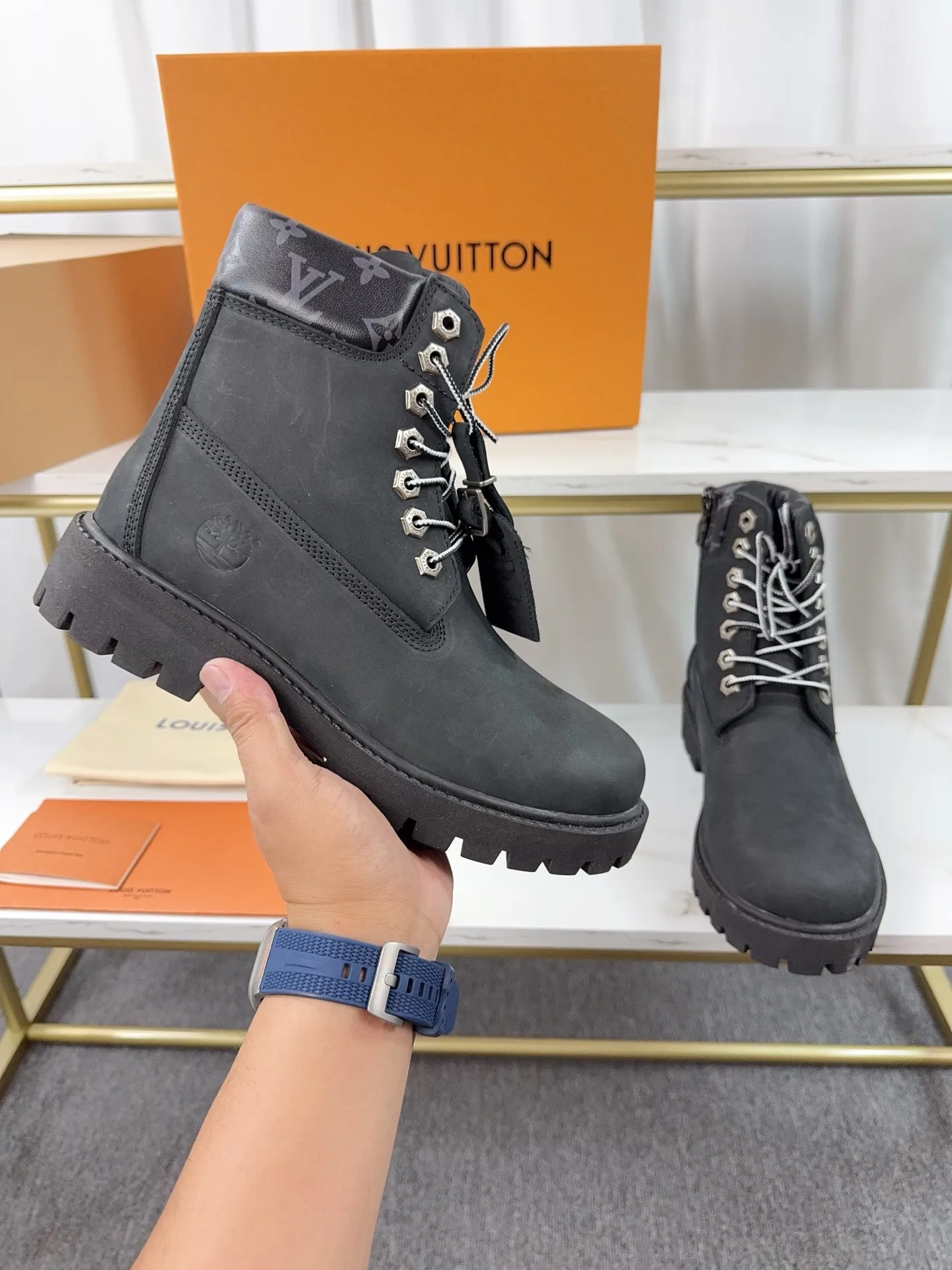 Couple model 💰700 ❤️Top version: Couple model LV x Timberland Timberland joint model Presbyopia Embossed Rhubarb boots Ankle boots Short boots LV x Timberland ankle boots are made of Monogram embossed waterproof nubuck cow leather, relying on the brand's exquisite craftsmanship to carefully reshape the classic Timberland 6-inch boot shape in Italy, and make an eye-catching appearance in 2024 created by Pharrell Williams with American workwear style Autumn and winter menswear show. Monogram embossed tongue, original Timberland laces and outsole are exquisite details, and the leather label expresses the cooperation logo. Exquisite packaging at the delivery counter🛍📦 ▪️Material: Original customized imported first-layer cowhide ▪️Inner lining: Original customized leather lining/mesh lining ▪️Outsole: Original molded anti-slip rubber material ▪️Sole thickness: 3.5CM ▪️Size: Women's 35-40 Men's 39-46